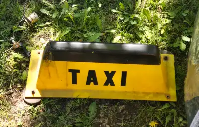 Working Taxi sign. Has a few slight scratches easy to keep water out. 2 roof mounts missing.