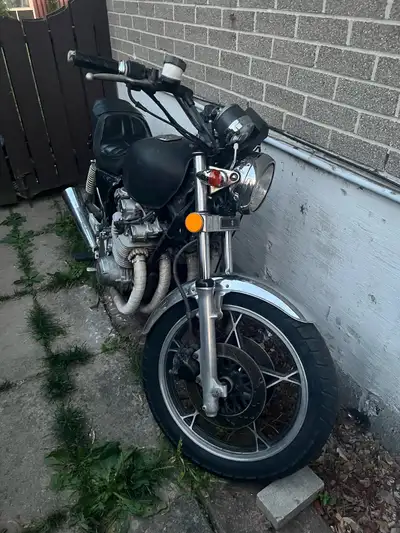 Selling AS-IS condition. 1891 Suzuki GS1000GL (Touring Bike) I can’t ship it, please bring your haul...