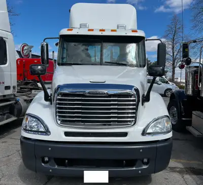 Clean and well-maintained 2006 Freightliner Columbia with Detroit 60 Series engine for SALE! Feature...