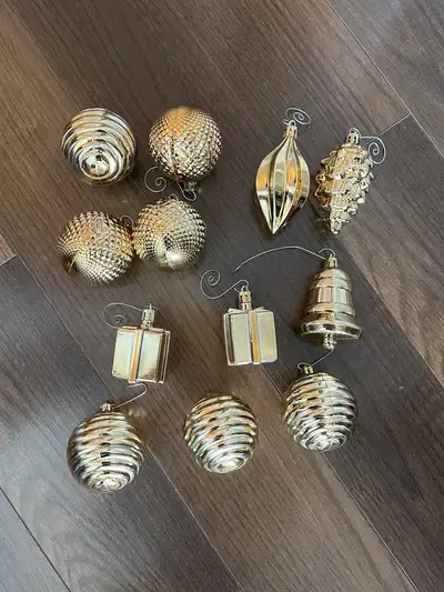 Granby : Boules de Noel ( 10 paquets de 12 boules de Noel a 20$, View more