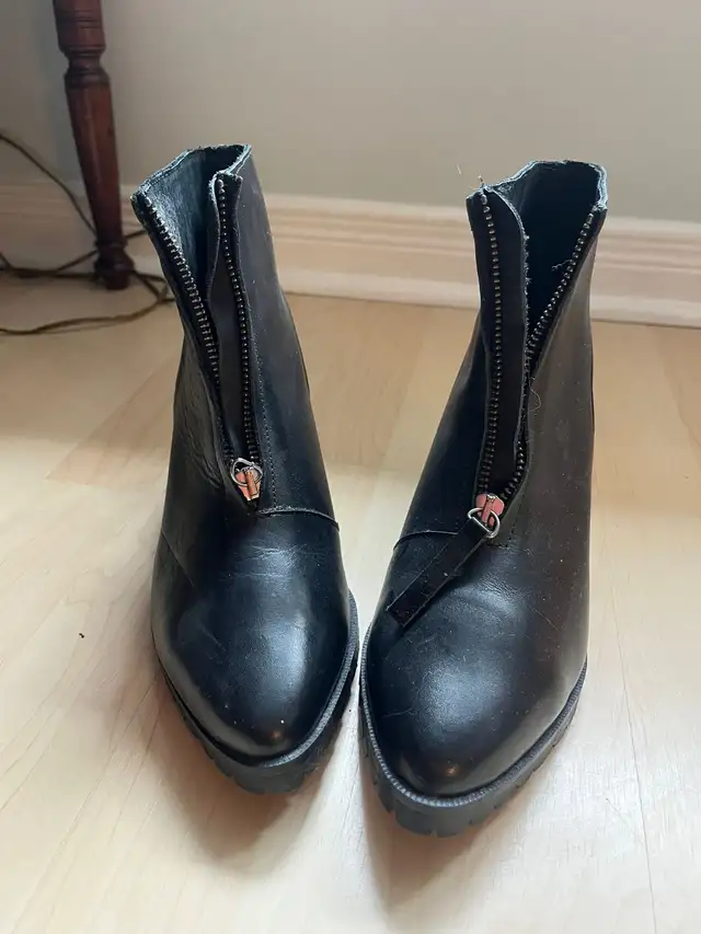 Women Chelsea Leather Boots in Women's - Shoes in City of Toronto - Image 2