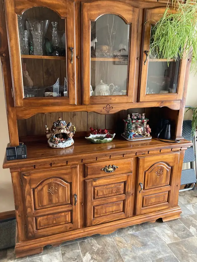 Pine dining room set in Dining Tables & Sets in Timmins - Image 2