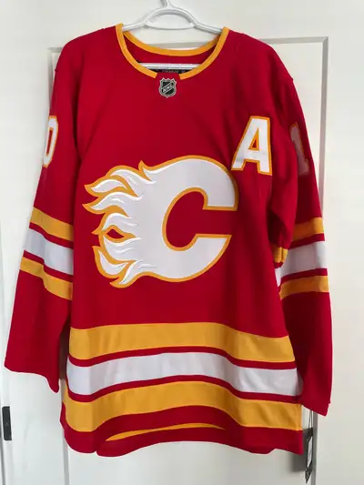 Calgary Flames #10 Jonathan Huberdeau signed jersey , View more