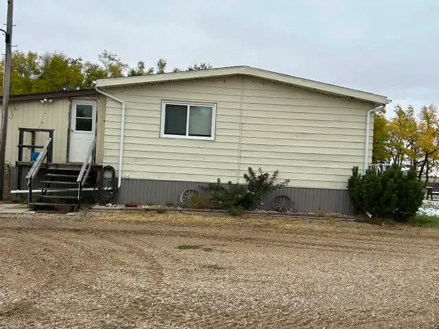 3 Bedroom, 1.5 Bath Double Wide Mobile Home **For Removal Only** in Houses for Sale in Regina - Image 3