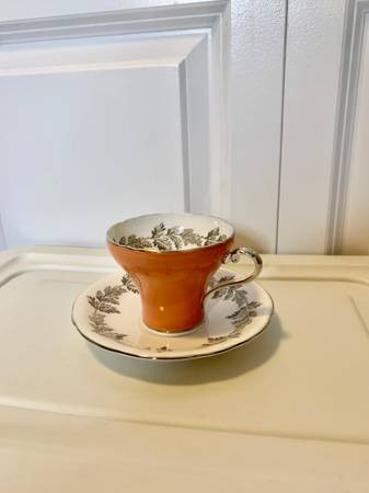 Vintage Aynsley Corset Tea Cup and Saucer Colbert Orange in Arts & Collectibles in Burnaby/New Westminster - Image 2