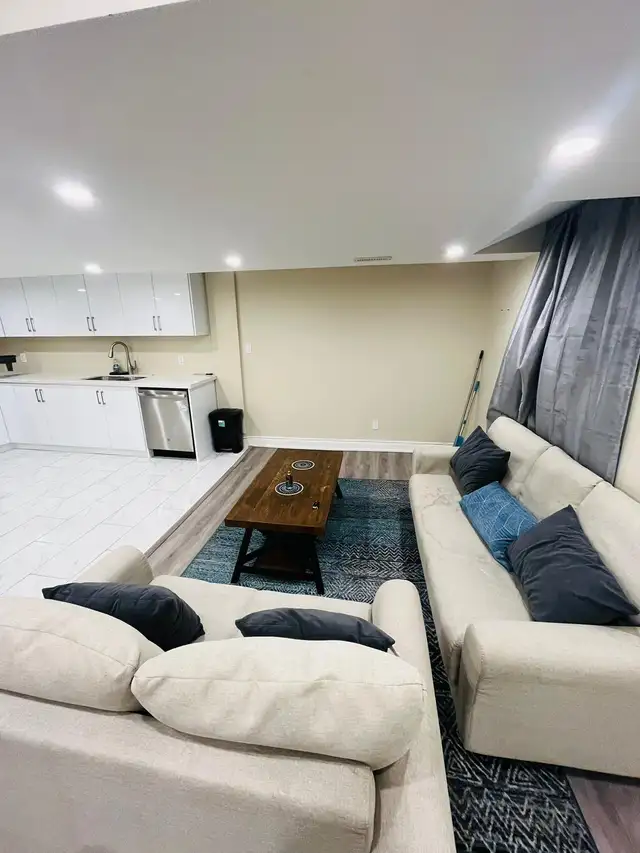 SHARED ROOM AVAILABLE IN MISSISSAUGA. HEART OF CITY