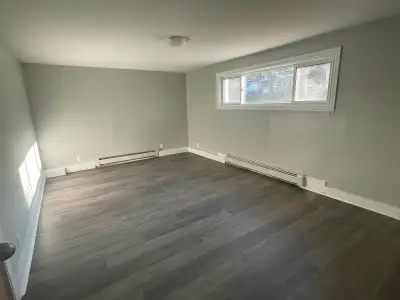 ***** Students - Renovated 2 bedrooms near SLC / Queen’s *****