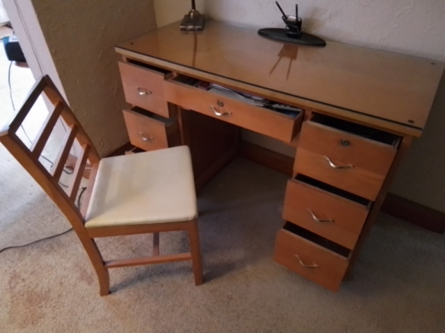 FULL SIZE DESK WITH CHAIR in Desks in St. Catharines - Image 2