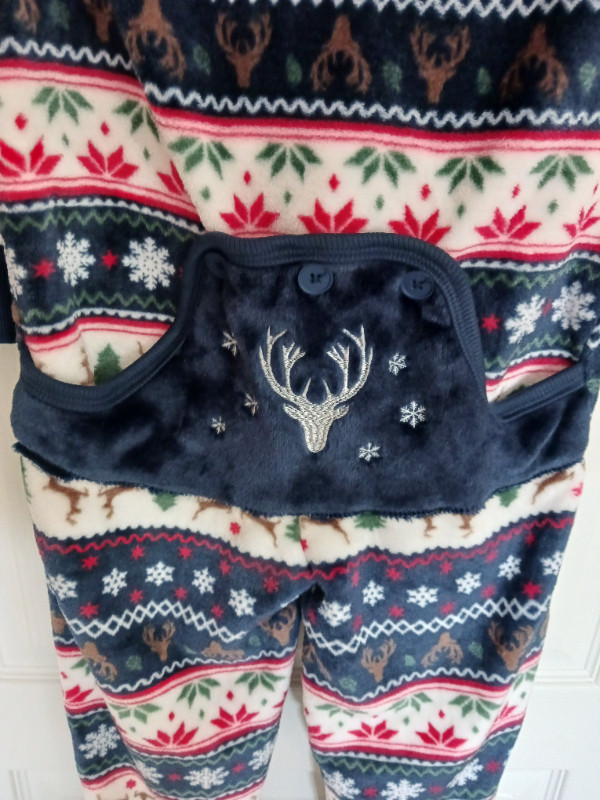 NWT - kids Christmas pajamas with bum flap - size 7/8 dans Fêtes et événements  à Winnipeg - Image 4