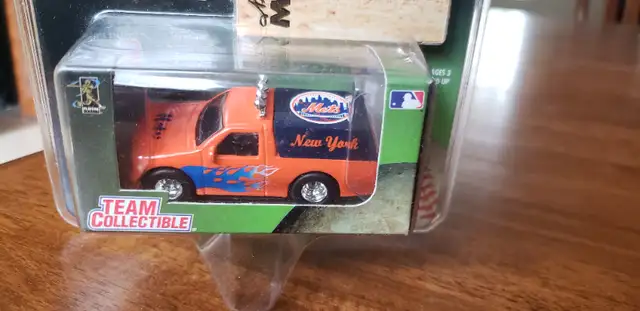 New York Mets Die Cast Vehicle and Mike Piazza Card *New* 199963848995143809121