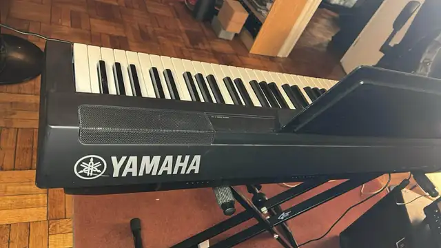 Yamaha P-125 Digital Piano + Stand + Sustain Pedal in Pianos & Keyboards in City of Toronto - Image 4