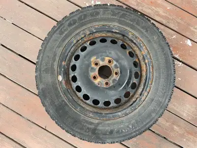 1 pneu d'hiver GoodYear Nordic ❄205/65R15 en bonne condition. Un pneu de très bonne qualité. Bon gri...