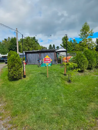 Terrain saisonnier à vendre camping parc de la chaudiere. Possibilite de vendre la roulotte seule.Gr...