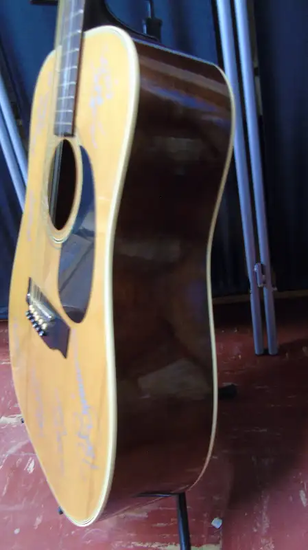 FENDER 12 STRING GUITAR AUTOGRAPHED BY THE DOOBIE BROTHERS in Guitars in Edmonton - Image 10