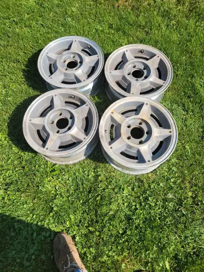 Set of 4 Dodge Dakota rims in good shape. No center caps