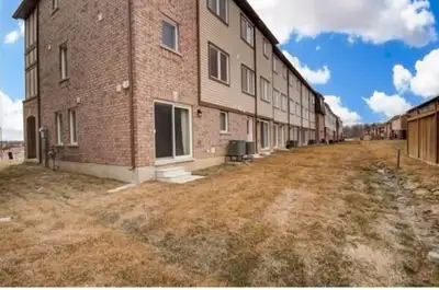 Corner like Semi Townhouse for rent in Brampton