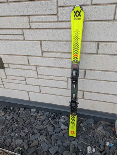 Get ready to carve up the slopes with these Volkl Racetiger Junior Skis! These skis are in used cond...