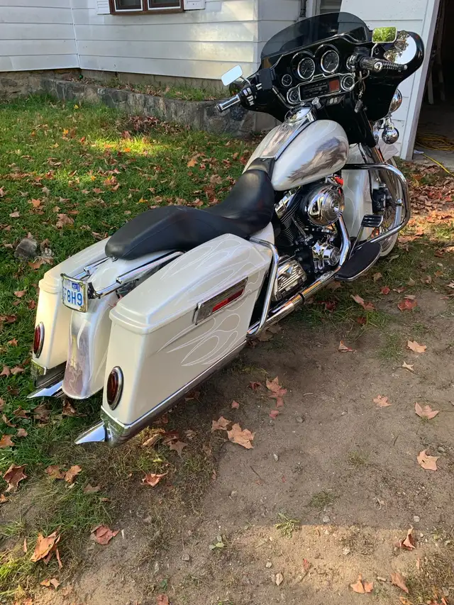 flh Harley Davidson  in Street, Cruisers & Choppers in Trenton - Image 2