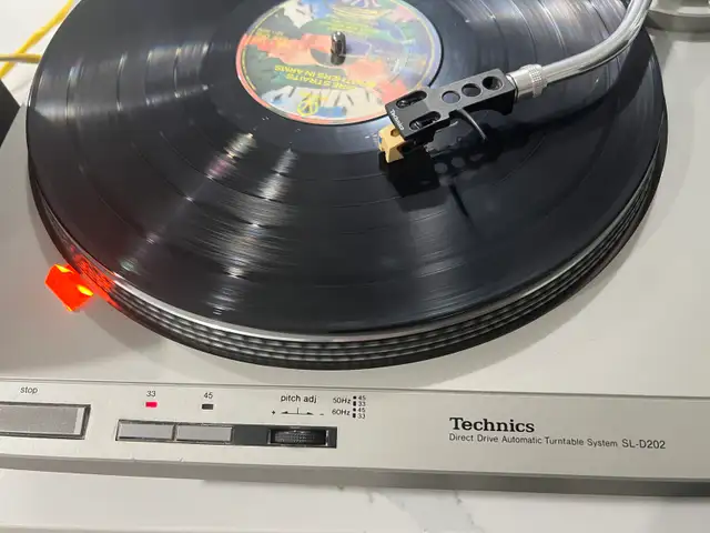 Technics SL-D202 Direct Drive Turntable in Stereo Systems & Home Theatre in Mississauga / Peel Region - Image 3