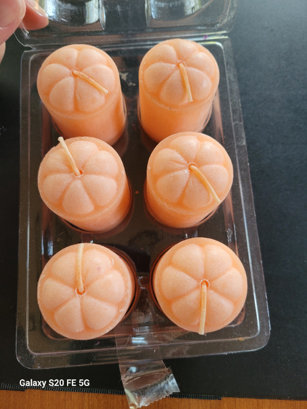 Peach Votive Candles in Home Décor & Accents in Markham / York Region - Image 2