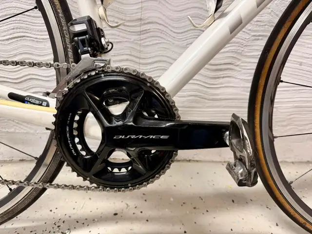 Trek Emonda SL8 11 speed DI2 Carbon Road Bike in Road in St. Catharines - Image 8