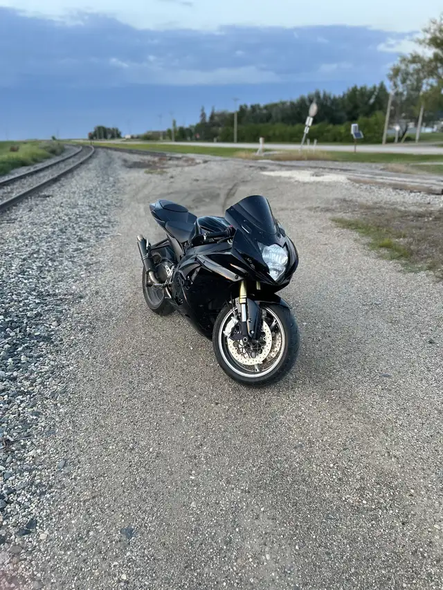 2011 Gsxr 750 in Sport Bikes in Winnipeg - Image 2