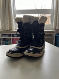 Women’s Sorel Carnival Boots (Size 6)
