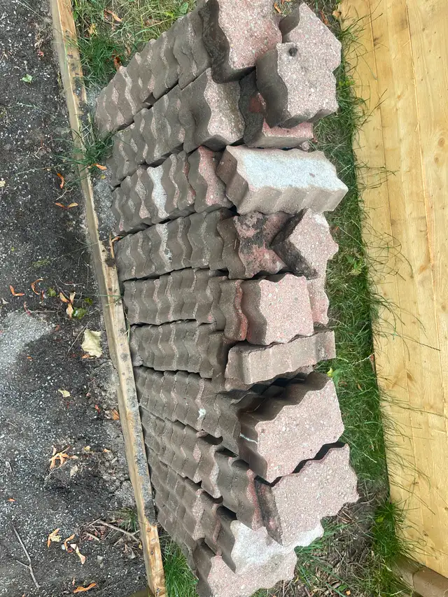 Wavy bricks in Other in Belleville - Image 3
