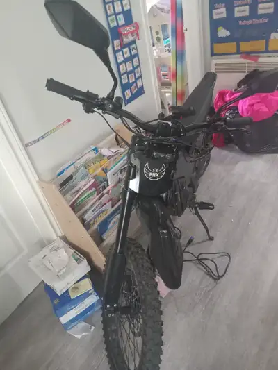 Almost brand new 2025 talaria xxx pro . Bought less than 3 months ago from dealer. It has only 366km...