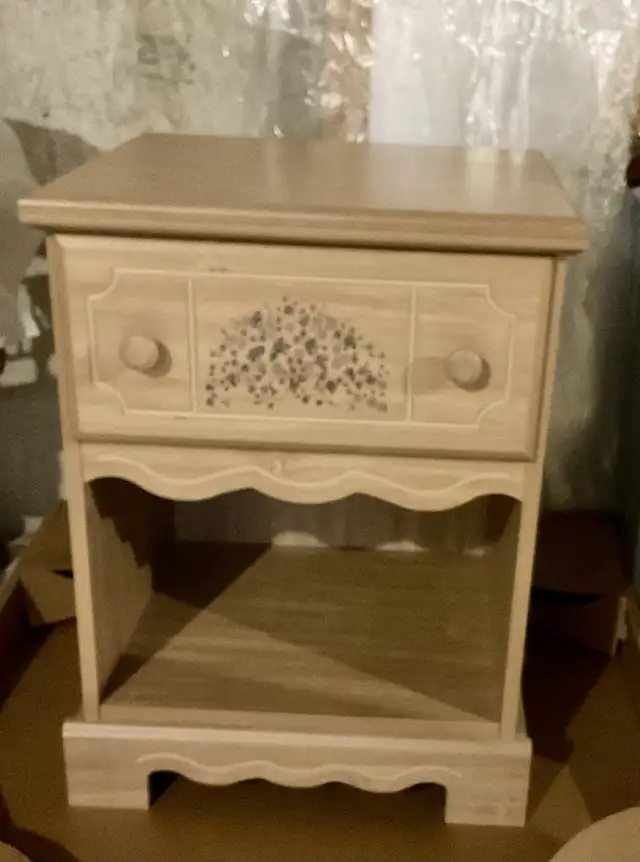 Night Table in Dressers & Wardrobes in Markham / York Region - Image 2
