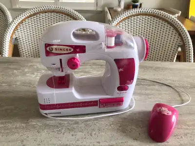 This is a used Singer kids sewing machine, perfect for introducing your little ones to the world of...
