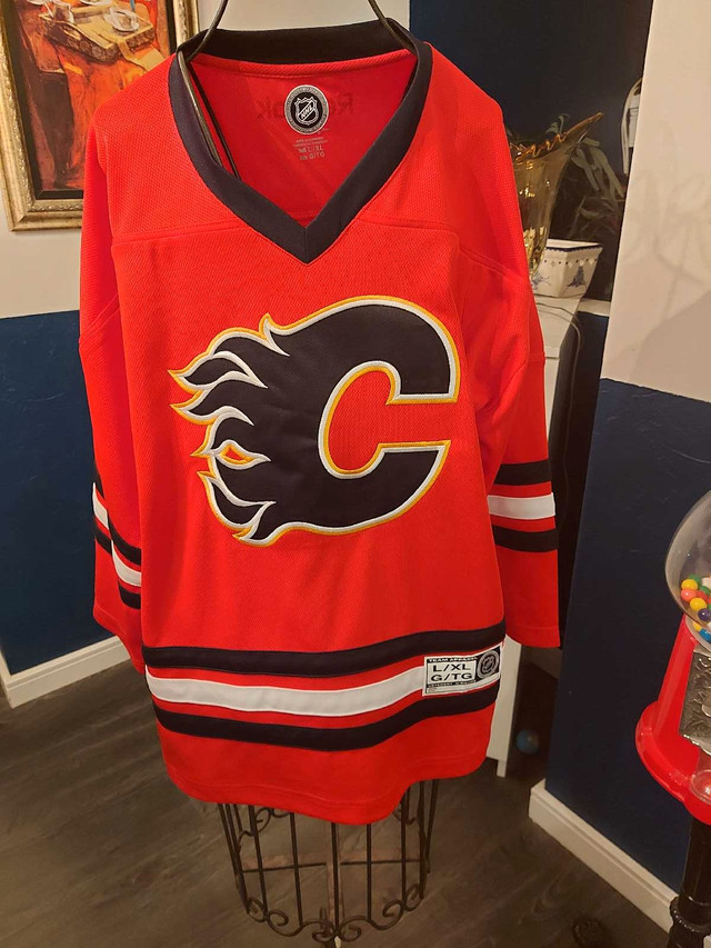 Calgary Flames youth jersey xl in Hockey in Calgary