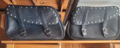 These are a pair of VikingBags motorcycle saddlebags, perfect for adding storage to your ride. The b...