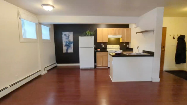 Utilities included: Bright, spacious two bdrm Heritage building in Long Term Rentals in Edmonton - Image 2