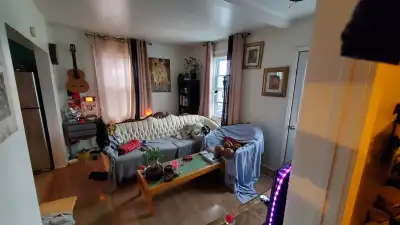 Beau 4 1/2 ensoleillé avec grand balcon arrière et balcon avant. 2e étage dans un duplex. Entrée lav...