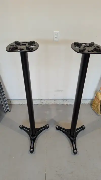 Please read the notes at the bottom before messaging — it’ll save us both time. Selling a pair of Ul...