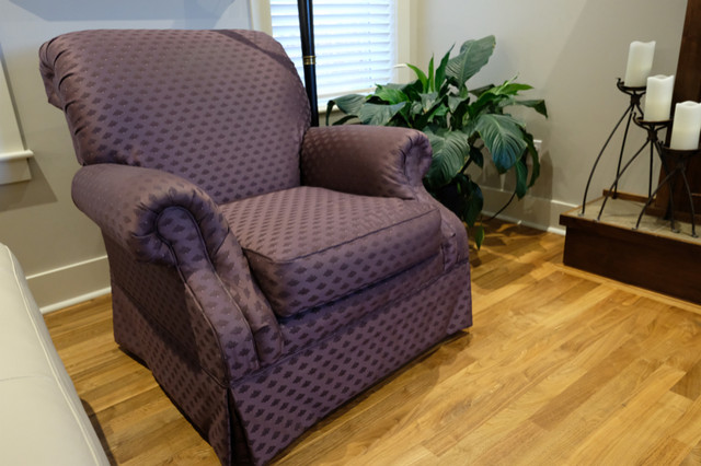 ACCENT CHAIR in Chairs & Recliners in Calgary - Image 4