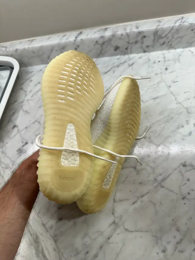 Yeezy 350 v2 Cream size 11 in Men's Shoes in Oakville / Halton Region - Image 4