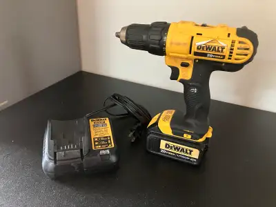 Dewalt DCD771 Max Drill and 3Ah Battery. Charger broke so no charger, all clean, in good condition....