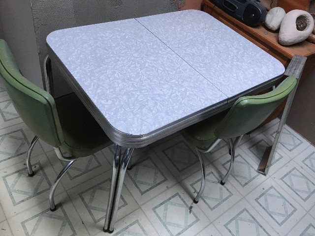 Table et 4 chaises de cuisine vintage dans Mobilier de salle à manger et cuisine  à Gaspésie - Image 2