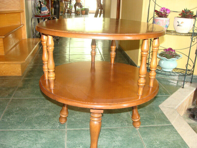 Belle table en bois, rond, couleur érable dans Tables basses  à Laval/Rive Nord - Image 3