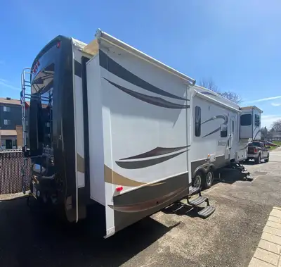 FIFTH WHEEL 42 PIEDS 2013 DUTCHMEN INFINITY 3855FL 5 EXTENTIONS SALON AVANT AVEC DIVAN LIT FRIGO DOU...