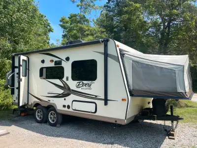 2017 Rockwood Roo 19 hybrid camping Travel trailer Sleeps 8ppl 2 queen bed on front and back 15ft el...