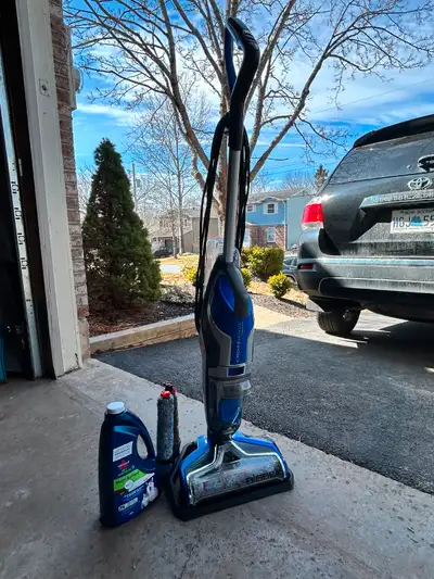 Excellent condition bissell crosswave premiere wet/dry vacuum. This thing works great for hard floor...