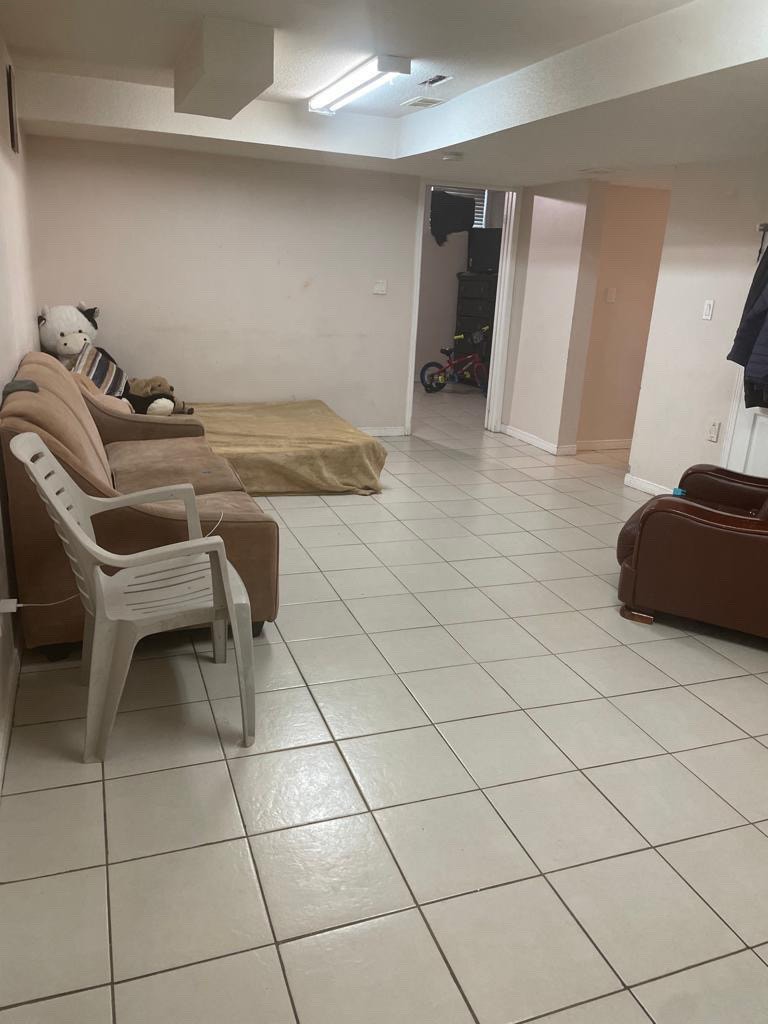 2 Bedroom Apartment (1 room available and car parking) Room Rentals