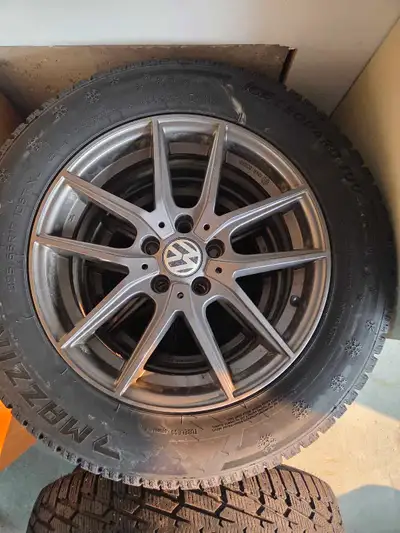 Used on 2022 Tiguan from December 2025 to February 2026. Less than 10,000 km. Will fit newer model T...