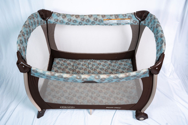 Graco Pack and Play Portable Crib in Cribs in Markham / York Region - Image 3
