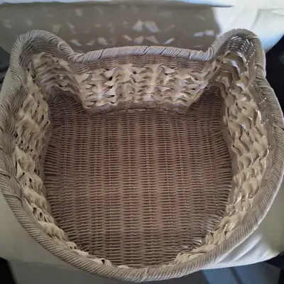 This adorable cat face wicker bed is perfect for your furry friend to curl up in! It's in excellent...