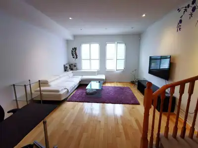 Spacious 3-Story (parking) Townhouse for Your Family (L4B 4E1)