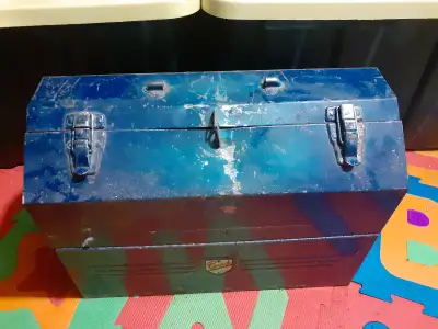 Vintage Beach Toolbox B418 Great vintage tool box with alot of compartments, needs a new Handle but...